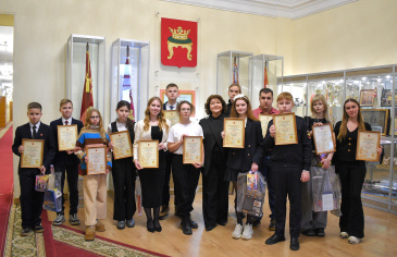 Тверским школьникам вручили сертификаты за особые достижения