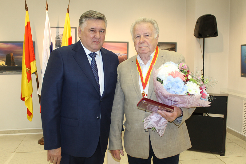 Трем жителям Твери вручены награды за значительный вклад в развитие города