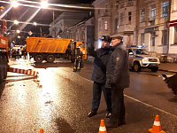 Проводится проверка по факту обрушения деревянного навеса на ул. Новоторжская в Твери, пострадавшим оказывается вся необходимая медицинская помощь 