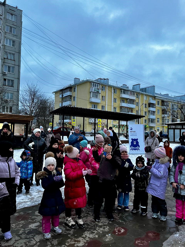 В преддверии празднования Нового года в сквере  на бульваре Ногина состоялось праздничное мероприятие для жителей Пролетарского района
