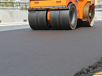 В Твери на Бурашевском путепроводе ведётся укладка асфальтобетонного покрытия