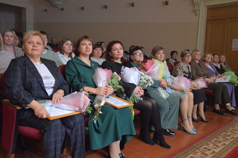 В преддверии Дня учителя тверским педагогам вручили награды