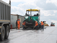 В Твери на Бурашевском путепроводе ведётся укладка асфальтобетонного покрытия