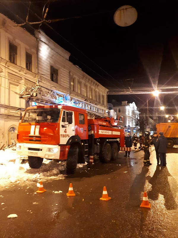 Проводится проверка по факту обрушения деревянного навеса на ул. Новоторжская в Твери, пострадавшим оказывается вся необходимая медицинская помощь 