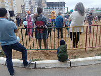 В рамках празднования Дня Знаний 5 сентября 2019 в 17.00 во дворе дома № 46 по бульвару Гусева состоялась детская игровая программа «Здравствуй, школа»