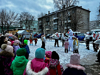 В преддверии празднования Нового года в сквере  на бульваре Ногина состоялось праздничное мероприятие для жителей Пролетарского района