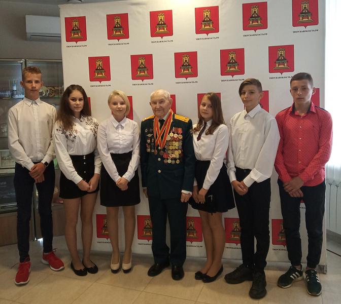 Вручение паспортов юным землякам  в День Государственного флага Российской Федерации 