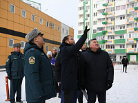 Временно исполняющий обязанности Губернатора Виталий Королев: жильцы дома, чьи квартиры пострадали в результате атаки БПЛА, должны вернуться в отремонтированное жилье максимально быстро