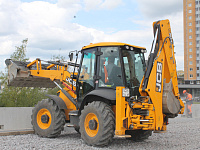 В Твери на Бурашевском путепроводе ведётся укладка асфальтобетонного покрытия