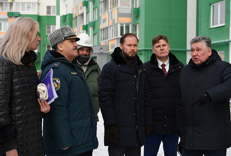 Временно исполняющий обязанности Губернатора Виталий Королев: жильцы дома, чьи квартиры пострадали в результате атаки БПЛА, должны вернуться в отремонтированное жилье максимально быстро