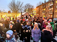 В преддверии празднования Нового года в сквере  на бульваре Ногина состоялось праздничное мероприятие для жителей Пролетарского района