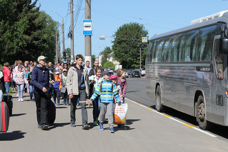       В День защиты детей тверские школьники отправились в оздоровительные лагеря