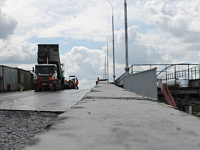 В Твери на Бурашевском путепроводе ведётся укладка асфальтобетонного покрытия
