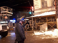 Проводится проверка по факту обрушения деревянного навеса на ул. Новоторжская в Твери, пострадавшим оказывается вся необходимая медицинская помощь 