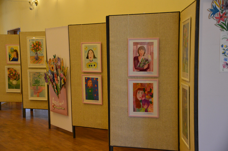 Женщины Твери принимают поздравления с 8 марта