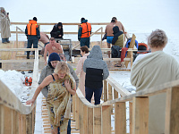 Более 2 тысяч тверичан приняли участие в крещенских купаниях