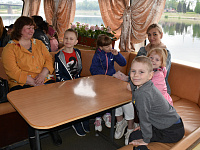 В Твери в День защиты детей школьники с ограниченными возможностями здоровья покатались на теплоходе