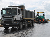 В Твери на Бурашевском путепроводе ведётся укладка асфальтобетонного покрытия