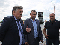 В Твери на Бурашевском путепроводе ведётся укладка асфальтобетонного покрытия