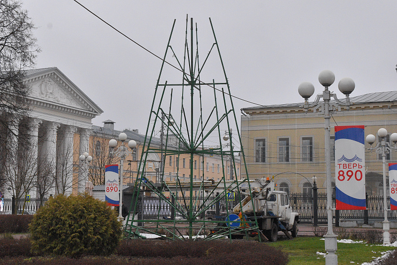 В Твери начались работы по новогоднему украшению города  