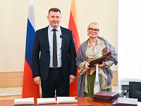 В Твери наградили победителей городского смотра-конкурса новогоднего оформления объектов потребительского рынка 