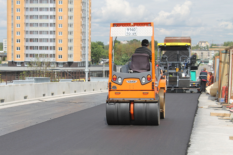 В Твери на Бурашевском путепроводе ведётся укладка асфальтобетонного покрытия