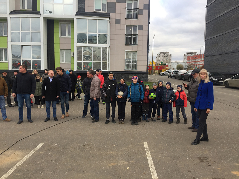 Во дворе дома на ул. Можайского, д.62, корп.1 открыта спортивная площадка 