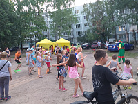 На территории Заволжского района в преддверии празднования Дня флага Российской Федерации прошли праздники двора 