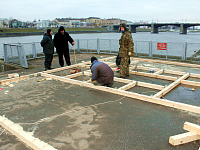 В Твери напротив здания ТвГТУ начали оборудовать купель для Крещенских купаний