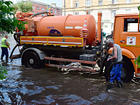 В Твери коммунальные службы устраняют последствия дождя