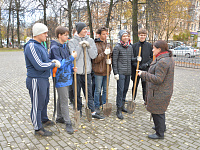 Ученики тверской школы № 17 высадили из деревьев и кустарников «Аллею знаний»