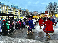 В преддверии празднования Нового года в сквере  на бульваре Ногина состоялось праздничное мероприятие для жителей Пролетарского района