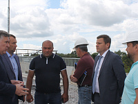 В Твери на Бурашевском путепроводе ведётся укладка асфальтобетонного покрытия