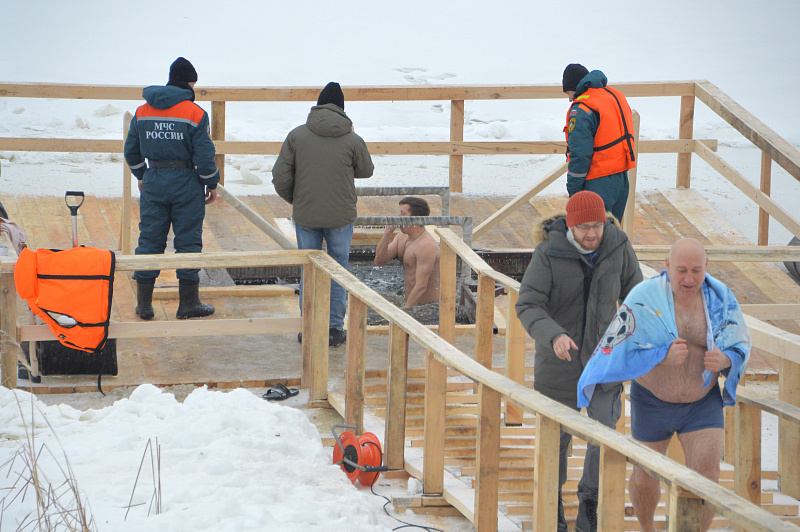 Более 2 тысяч тверичан приняли участие в крещенских купаниях
