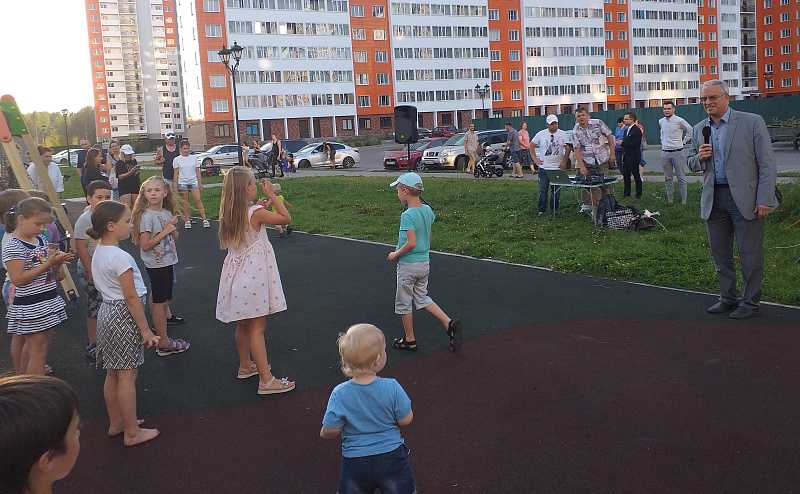 На территории Заволжского района в преддверии празднования Дня флага Российской Федерации прошли праздники двора 