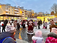 В преддверии празднования Нового года в сквере  на бульваре Ногина состоялось праздничное мероприятие для жителей Пролетарского района