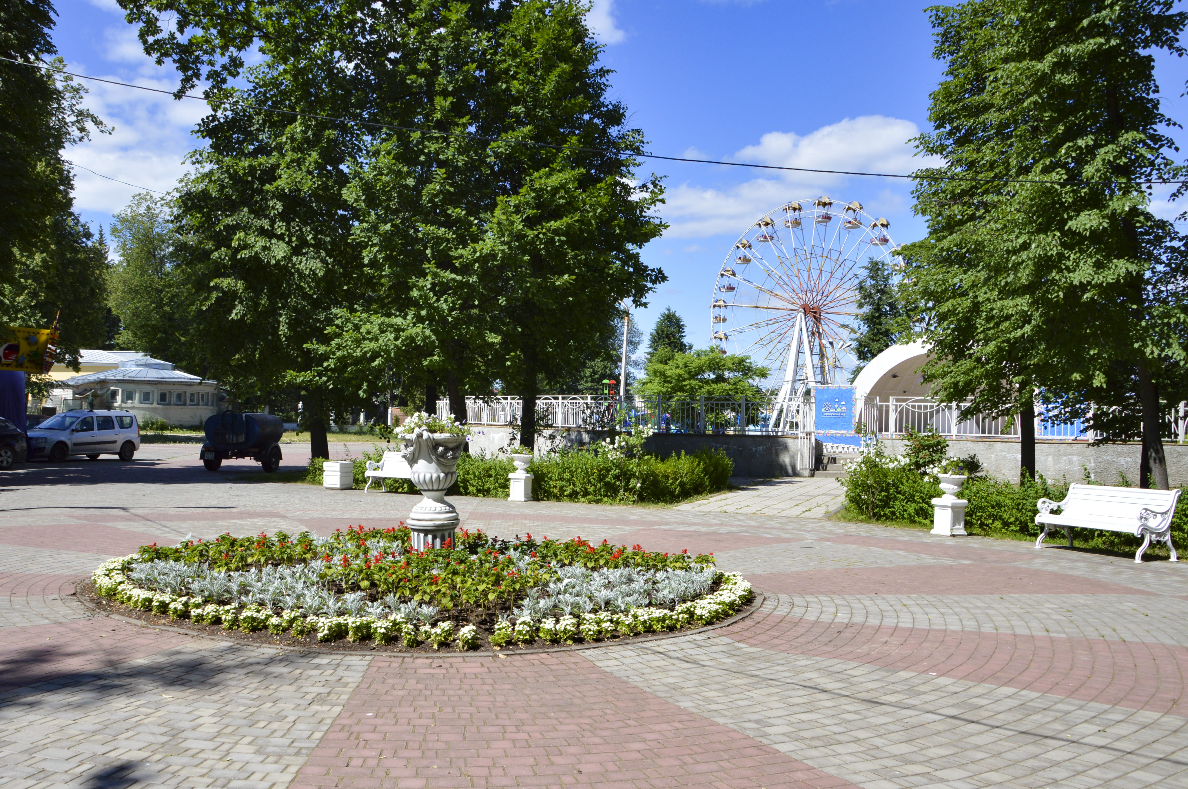 Гор спд томак. Парк аттракционов томск городской сад. Парк аттракционов тверь парк победы. Центральный парк тверь. Горсад тверь.