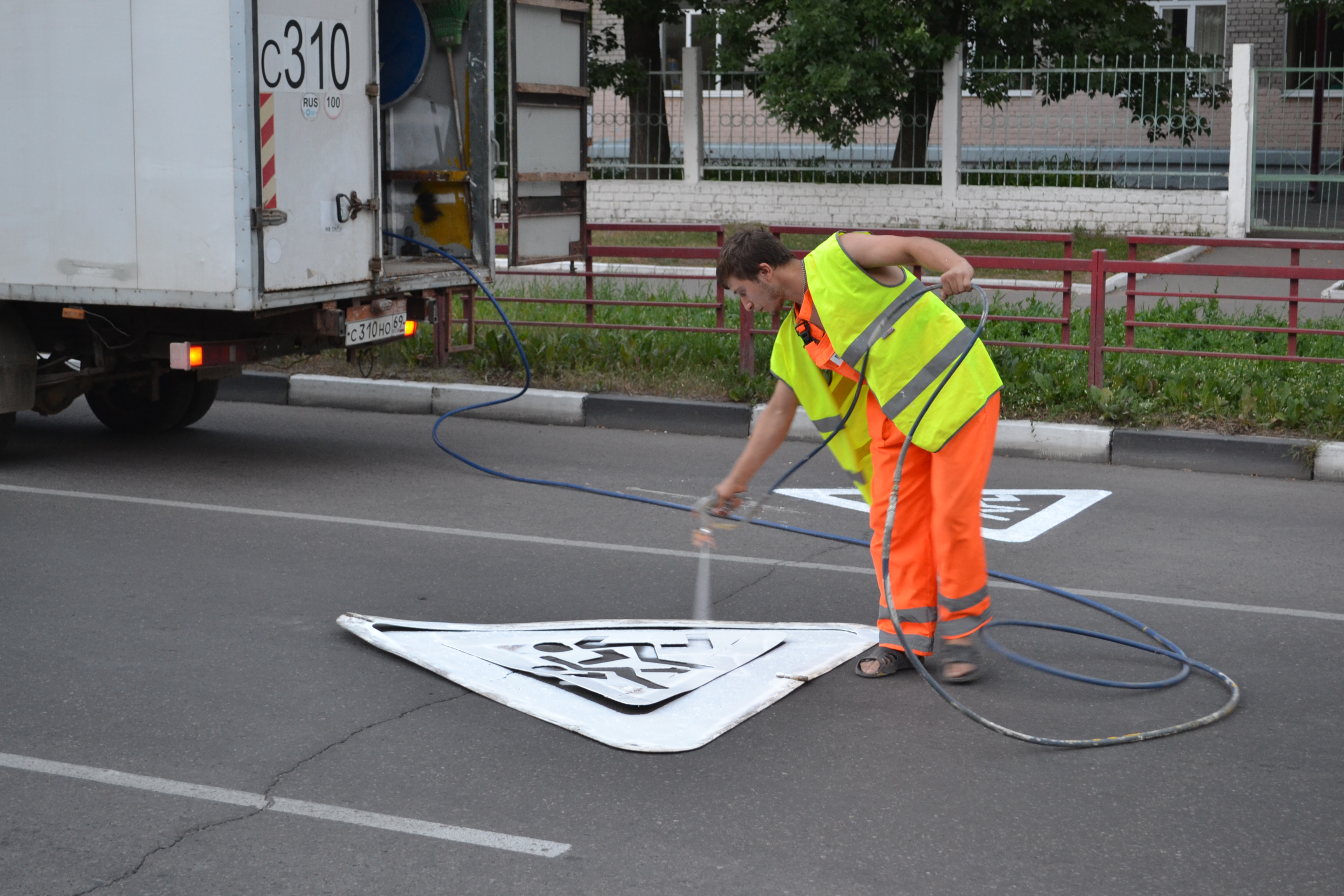 нанесение дорожной разметки. нанести дорожную разметку. нанесение разметки. нанести дорожную разметку. нанесение разметки на дорогу.