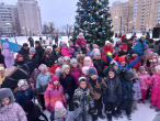 15 декабря 2024 года в благоустроенном сквере на улице Хромова прошел праздник двора «Зимние забавы» 