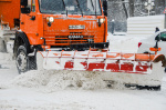 В Твери дорожные службы продолжают устранять последствия  сильного снегопада