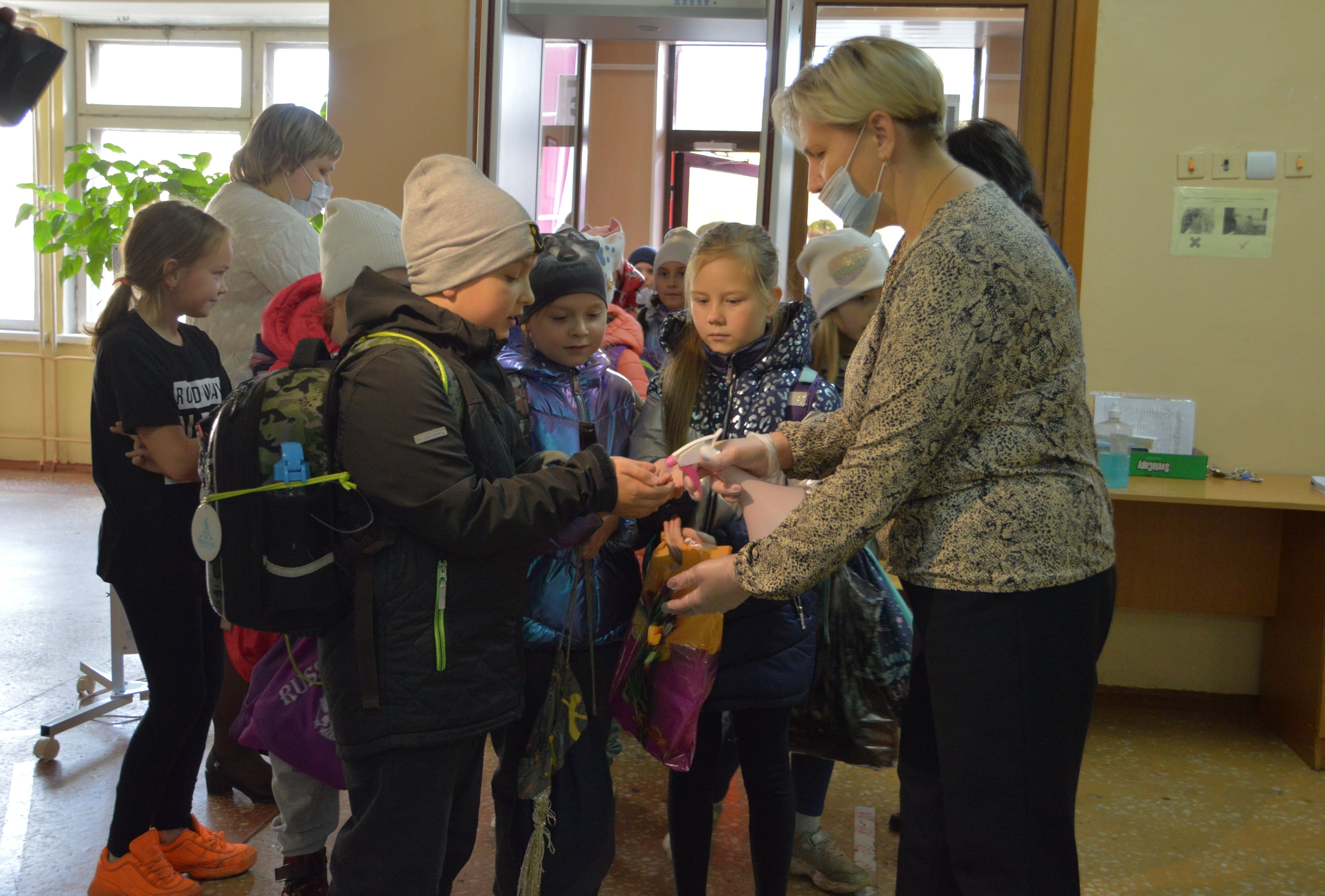 вывеска пункт гуманитарной помощи. прогулочный теплоход москва река. ежедневные новости. ухта пункт приема гуманитарной помощи. жители села александровское.