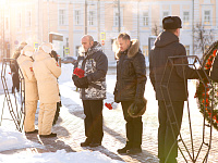23 февраля 2021 года в День защитника отечества состоялась церемония возложения цветов и венков к братскому захоронению на площади Ленина