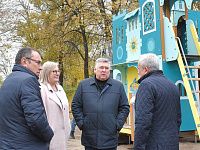  Глава города Твери Алексей Огоньков проинспектировал ход работ по установке новых игровых комплексов