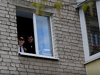 На улицах Твери звучат поздравления и военные песни в честь ветеранов ВОВ