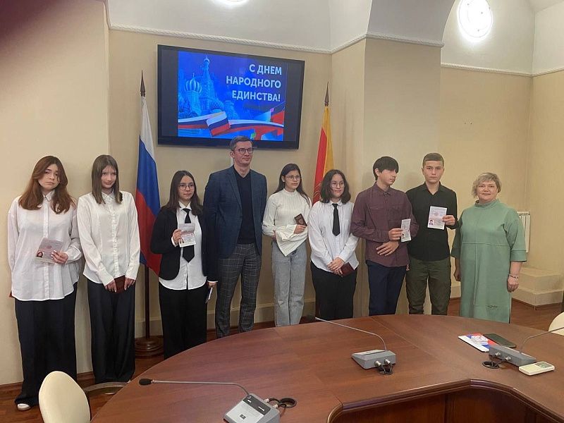 Церемония вручения паспорта гражданина Российской Федерации  школьникам Центрального района города Твери (31.10.2025 г.)