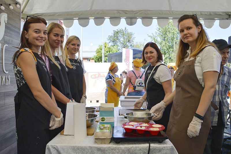 В Твери на фестивале «Верхневолжье» известный шеф-повар Константин Ивлев научит тверитян и гостей города варить солянку 