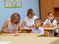 В школах Твери продолжается выдача школьной формы