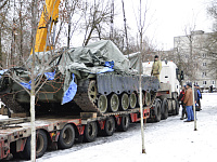 В Твери в парке Победы устанавливают танк Т-80