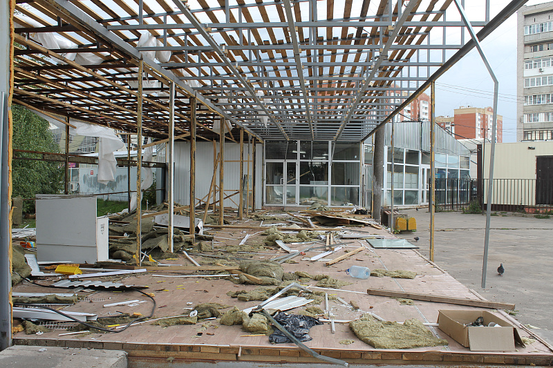 В Твери демонтируют торговый павильон на улице Хрустальной