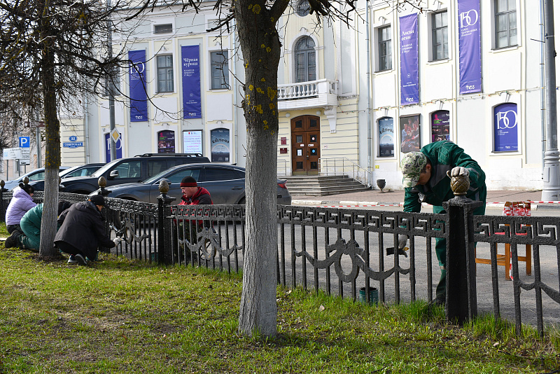 В Твери продолжаются весенние работы по благоустройству и уборке улиц